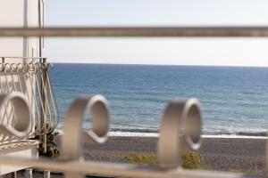 una finestra con vista sull'oceano di Bed & Breakfast Nonno Gigi - Falerna Marina a Falerna