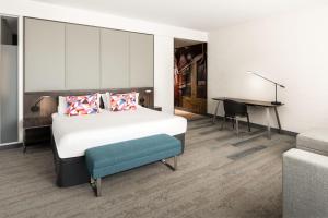 Tempat tidur dalam kamar di Aloft Perth