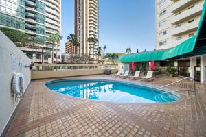 Басейн в Waikiki Beach Golden Holiday або поблизу