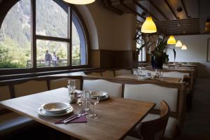 Hostel Chillertal 레스토랑 또는 맛집