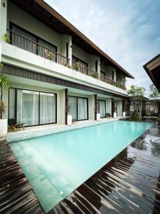 een zwembad voor een gebouw bij Luna Ola Villa Berawa in Canggu