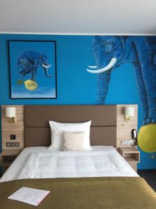 un dormitorio con una pintura de un elefante en la pared en Stay! Hotel Boardinghouse, en Hamburgo