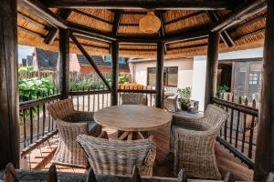 Balkon atau teras di Hotel Luina Beach