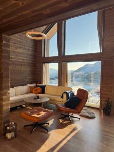 uma sala de estar com um sofá, uma mesa e cadeiras em Rindabotten Panorama em Sogndal