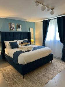 een slaapkamer met een groot bed met een blauw hoofdeinde bij PALAZZOREFICI in Napels