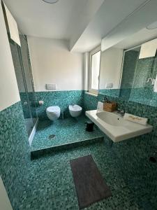 een badkamer met een wastafel, een toilet en een bad bij PALAZZOREFICI in Napels