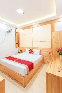 - une chambre avec un grand lit dans l'établissement Ngọc Sang 1 Hotel, à Đà Lạt