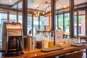 a counter with a bar with some drinks on it at Parkavenue Guesthouse in Seoul