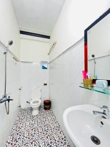 Un baño de Phuc Bao Center Local Homestay - 3 mins walk to Old Town