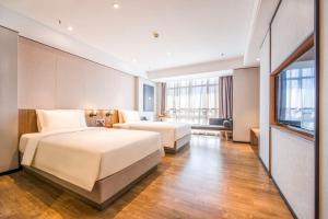 Кровать или кровати в номере Atour X Hotel Guangzhou Baiyunshan Airport Road