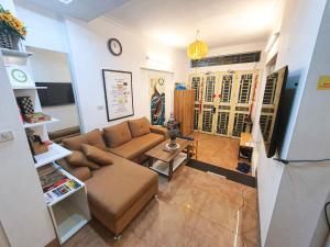 โทรทัศน์และ/หรือระบบความบันเทิงของ Top Location 3-4-5 Bedrooms House in Centre of Ha Noi - Clean, Cozy and Private - THE TOURNESOL