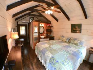 una camera con letto e ventilatore a soffitto di Tiny Home Cottage Near the Smokies #10 Helena a Sevierville