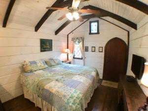 una camera con letto e ventilatore a soffitto di Tiny Home Cottage Near the Smokies #10 Helena a Sevierville