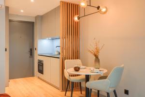 Dapur atau dapur kecil di Nôma Living Icon Apartments