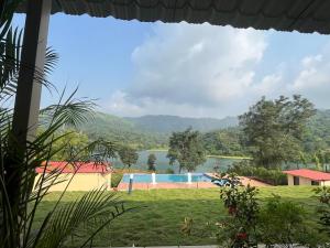 Cette maison offre une vue sur le lac. dans l'établissement VRISA Mountain Retreat, à Pune