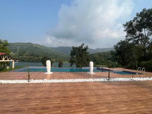 - une piscine avec vue sur la montagne dans l'établissement VRISA Mountain Retreat, à Pune