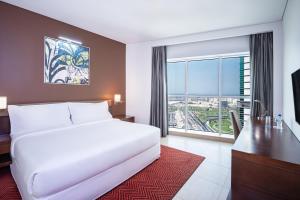 Giường trong phòng chung tại Four Points by Sheraton Sharjah