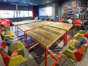 een conferentieruimte met een houten tafel en stoelen bij ibis Birmingham Centre New Street Station Hotel in Birmingham