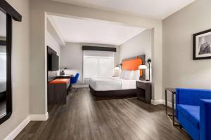 A bed or beds in a room at La Quinta by Wyndham Mt. Laurel - Philadelphia