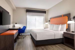 A bed or beds in a room at La Quinta by Wyndham Mt. Laurel - Philadelphia