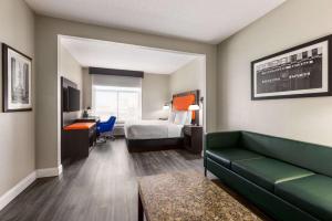 A bed or beds in a room at La Quinta by Wyndham Mt. Laurel - Philadelphia