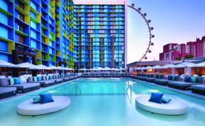 Piscina a The LINQ Hotel and Casino o a prop