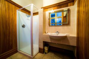 bagno con doccia in vetro e lavandino di Shady Rest Bed & Breakfast a Takaka