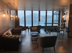 ein Wohnzimmer mit Sofas und Meerblick in der Unterkunft Hotel Concorde in Arona