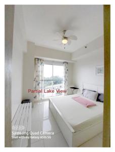 una camera bianca con un letto e una finestra di SMDC Tagaytay Taal Lake Condo Cook Netflix No Balcony a Tagaytay