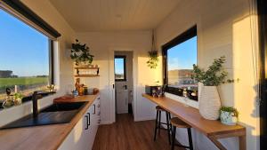 A cozinha ou cozinha compacta de Coastal Sunset Tiny Home - Port Fairy Tiny Homes