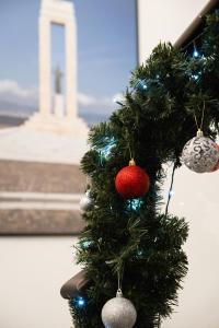 a christmas tree in front of the washington monument at Domea Superior Rooms Bed and Breakfast in Reggio di Calabria