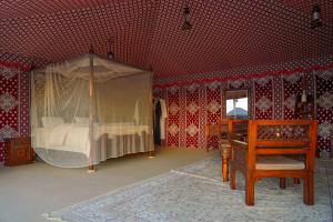 Al Marmoom Oasis "Luxury Glamping & Bedouin Experience" tesisinde bir odada yatak veya yataklar