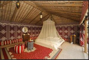 Al Marmoom Oasis "Luxury Glamping & Bedouin Experience" tesisinde bir odada yatak veya yataklar