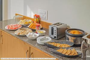 um balcão de cozinha com um buffet de comida em Treebo Golden Swan Pammal em Chennai