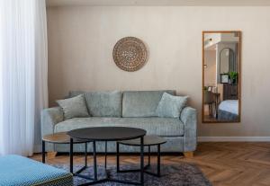 uma sala de estar com um sofá e uma mesa em Luxury Apartments - By Harim em Eilat