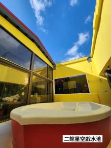 een geel en rood gebouw met een groot raam bij 墾丁牧場Villa Kenting Pasture - Villa B&B in Kenting