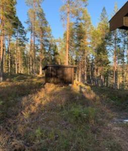 una struttura in legno in mezzo a una foresta di Velkommen til Finnskogen og minihytta Rimbila a Kongsvinger