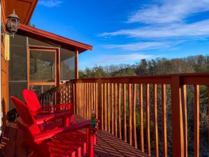 Luxurious Pigeon Forge Cabin, w/ HotTub, EasyDrive, Arcade Game, Panoramic Views