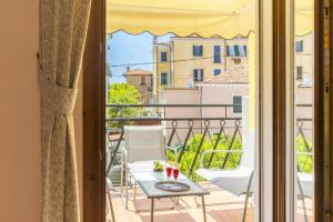 e un balcone con vista, tavolo e sedie. di Hotel Villa Tiziana a Lido di Venezia