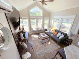 Istumisnurk majutusasutuses Pet friendly Tiny House Rental with new Access to Guadalupe River NBTX