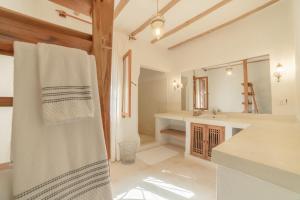 Un pat sau paturi într-o cameră la Bamboo House B&B