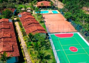 an overhead view of a tennis court next to a house at Acquamarine Park Hotel in Guarapari