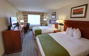 Katil atau katil-katil dalam bilik di Country Inn & Suites by Radisson, Charlotte I-85 Airport, NC