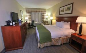 Katil atau katil-katil dalam bilik di Country Inn & Suites by Radisson, Charlotte I-85 Airport, NC