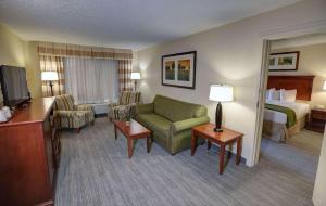 Ruang duduk di Country Inn & Suites by Radisson, Charlotte I-85 Airport, NC