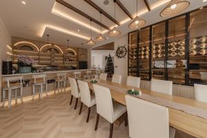 une grande salle à manger avec une grande table et des chaises dans l'établissement Jodi Dalat Hotel, à Đà Lạt