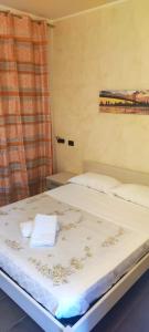 a bed with two towels on it in a room at T'Addormento in Reggio di Calabria