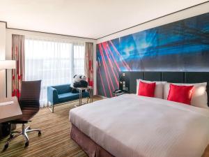 Кровать или кровати в номере Novotel Taipei Taoyuan International Airport