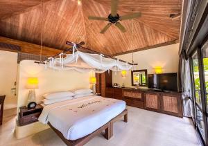 Una cama o camas en una habitación de Sheraton Hua Hin Pranburi Villas