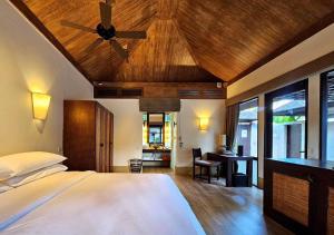 Una cama o camas en una habitación de Sheraton Hua Hin Pranburi Villas